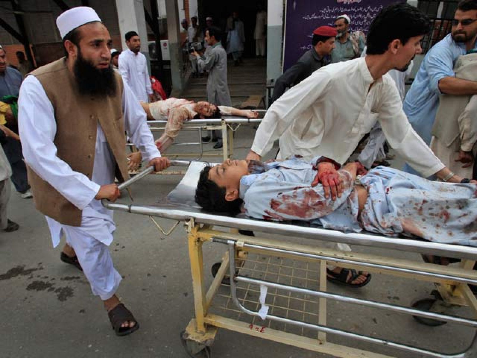 Al menos 50 personas han muerto tras un atentado suicida durante la oración del viernes en una mezquita al noroeste de Pakistán.