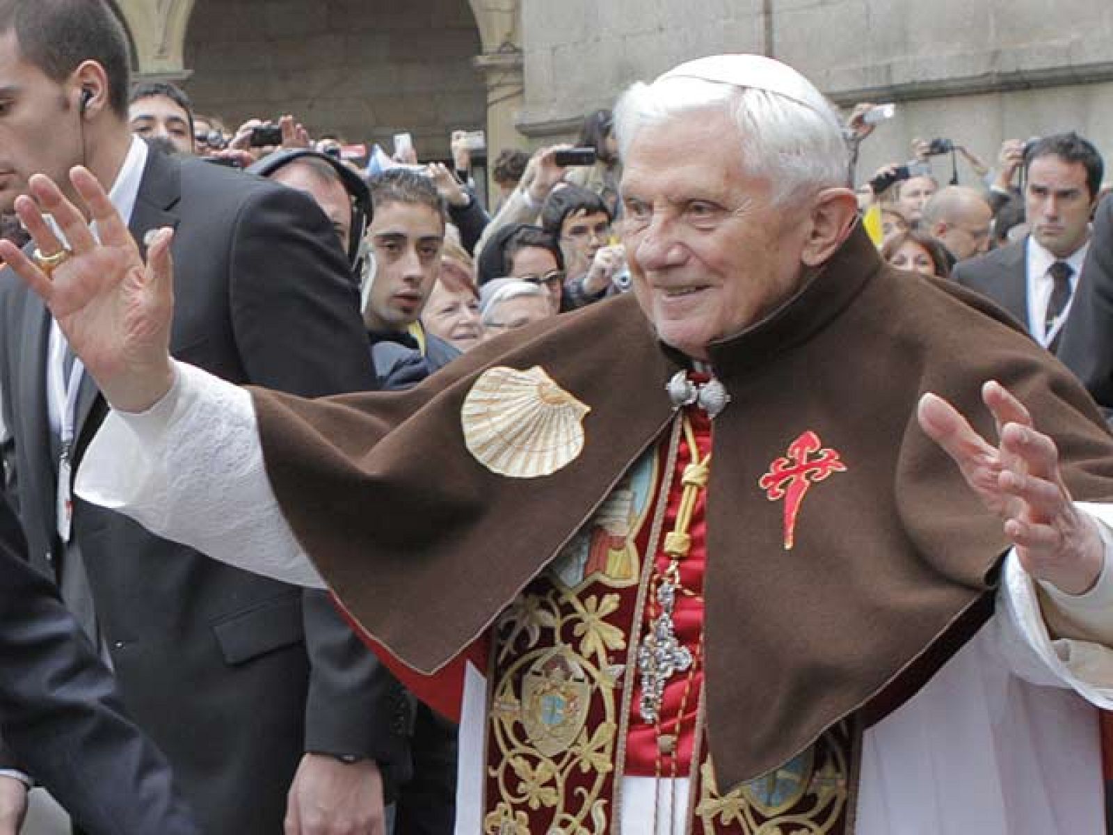 Benedicto XVI ha llegado a Santiago y se ha dirigido a la catedral, donde ha realizado el mismo ritual que los peregrinos