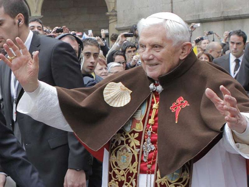 Benedicto XVI ha llegado a Santiago y se ha dirigido a la catedral, donde ha realizado el mismo ritual que los peregrinos