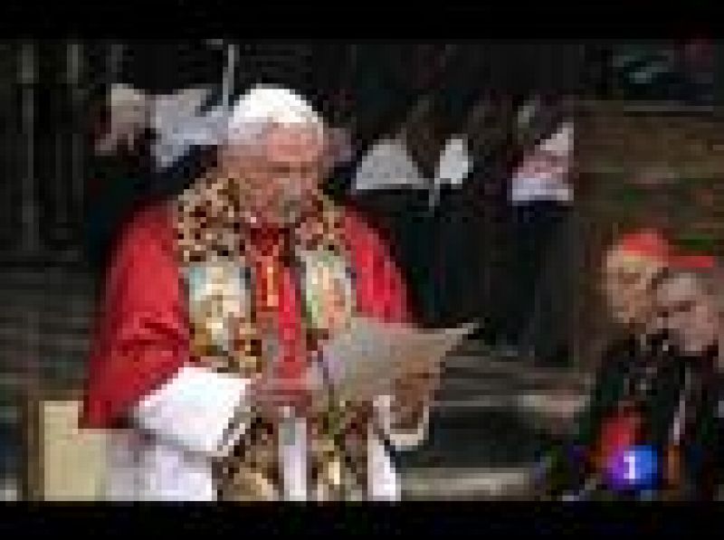 Benedicto XVI ha llegado a Santiago y se ha dirigido a la catedral, donde ha realizado el mismo ritual que los peregrinos
