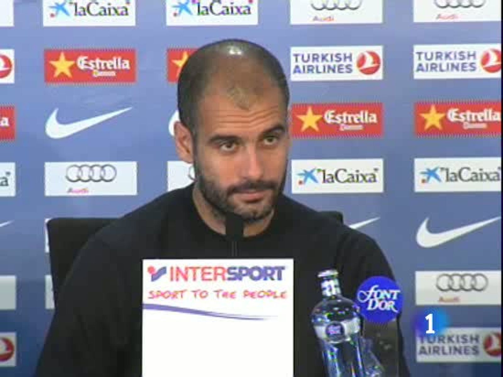 El técnico del FC Barcelona ha repasado varios temas durante la rueda de prensa, desde las palabras de Mourinho sobre los árbitros hasta los rumores de la retirada de la selección de Xavi. Por supuesto también tuvo elogios para el entrenador de su p