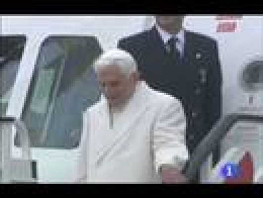 Benedicto XVI y Biblias de piedra