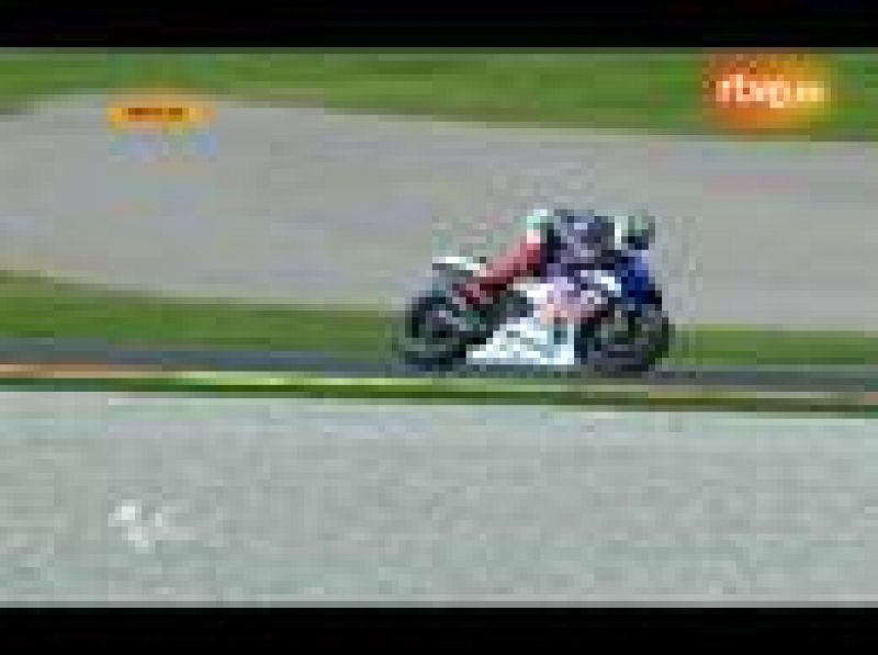 El campeón del mundo de MotoGP, Jorge Lorenzo, ha estado a punto de irse al suelo en la carrera del GP de la Comunitat Valenciana.