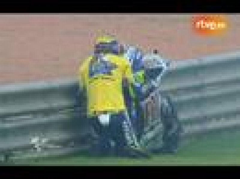 Rossi ha corrido su última carrera encima de la Yamaha y ha querido despedirse de la moto que tantas alegrías le ha dado.