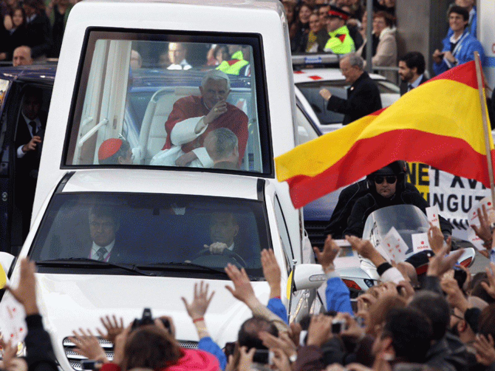 Los filees han esperado para ver al Papa en su recorrido con el papamovil 