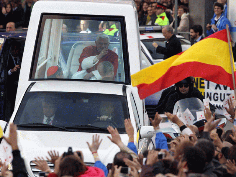 Los filees han esperado para ver al Papa en su recorrido con el papamovil 