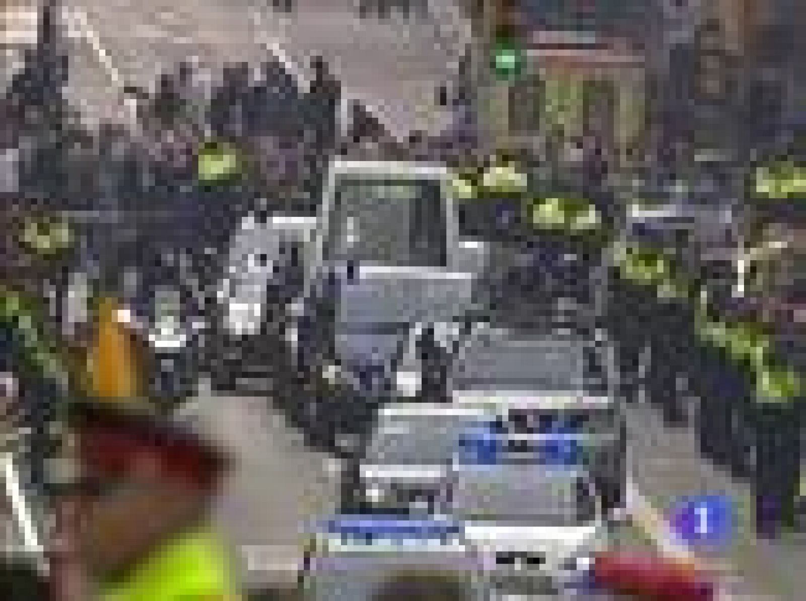 Los filees han esperado para ver al Papa en su recorrido con el papamovil 