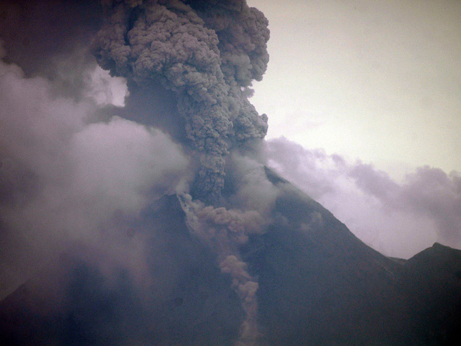 Incrementa la actividad del volcán Merapi en Indonesia