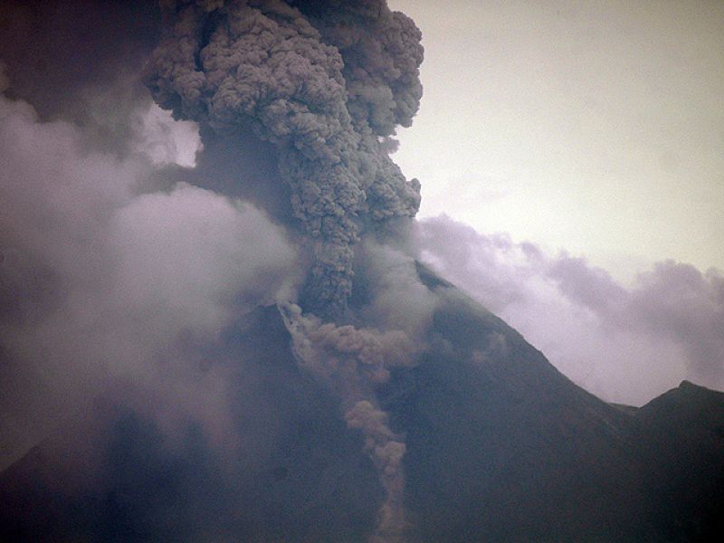  Incrementa la actividad del volcán Merapi en Indonesia