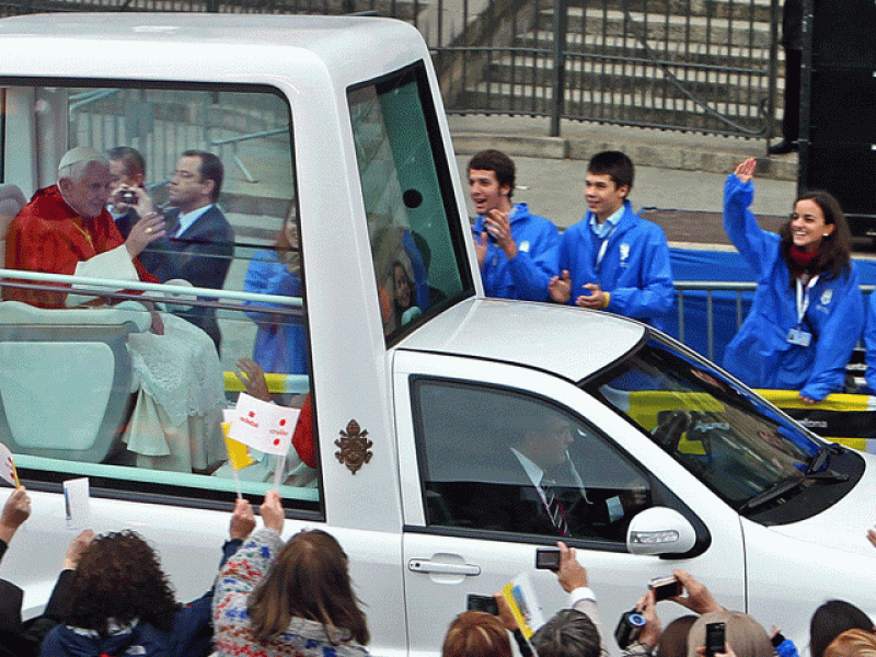 Cientos de voluntarios han madrugado para ayudar a la organización del viaje del papa Benedicto XVI