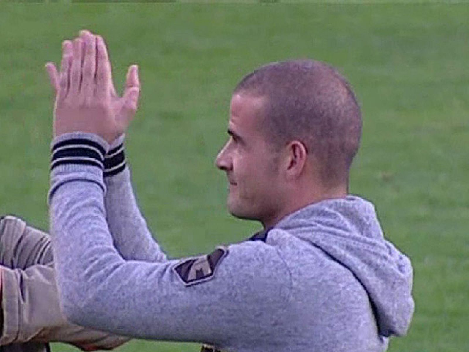 La nota agradable de la jornada se vio este sábado cuando los jugadores del Salamanca y del Albacete brindaron un pasillo al ex jugador de fútbol Miguel García.