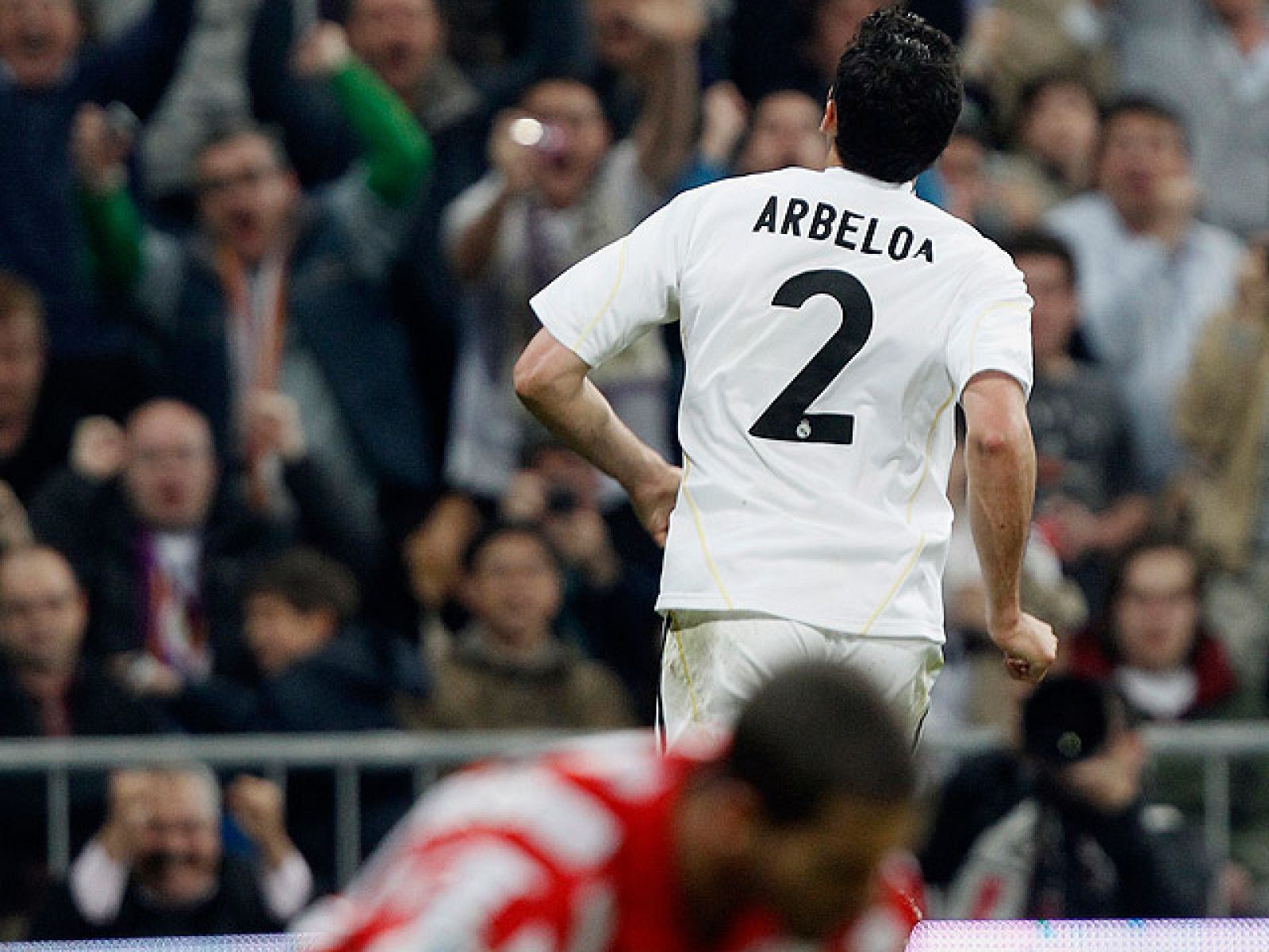 El derbi madrileño servirá para que dos ex compañeros se vuelvan a encontrar en el terreno de juego. Se trata del madridista Arbeloa y del colchonero Filipe Luiz. Ambos, compartieron vestuario en la cantera del Real Madrid y después en el RCD de la C