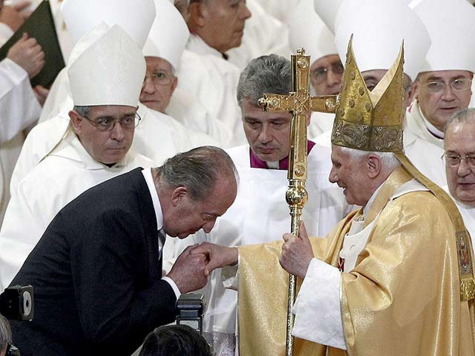 En su segunda jornada de visita a España, el papa Benedicto XVI ha realizado el rito de dedicación de la Sagrada Familia de Barcelona