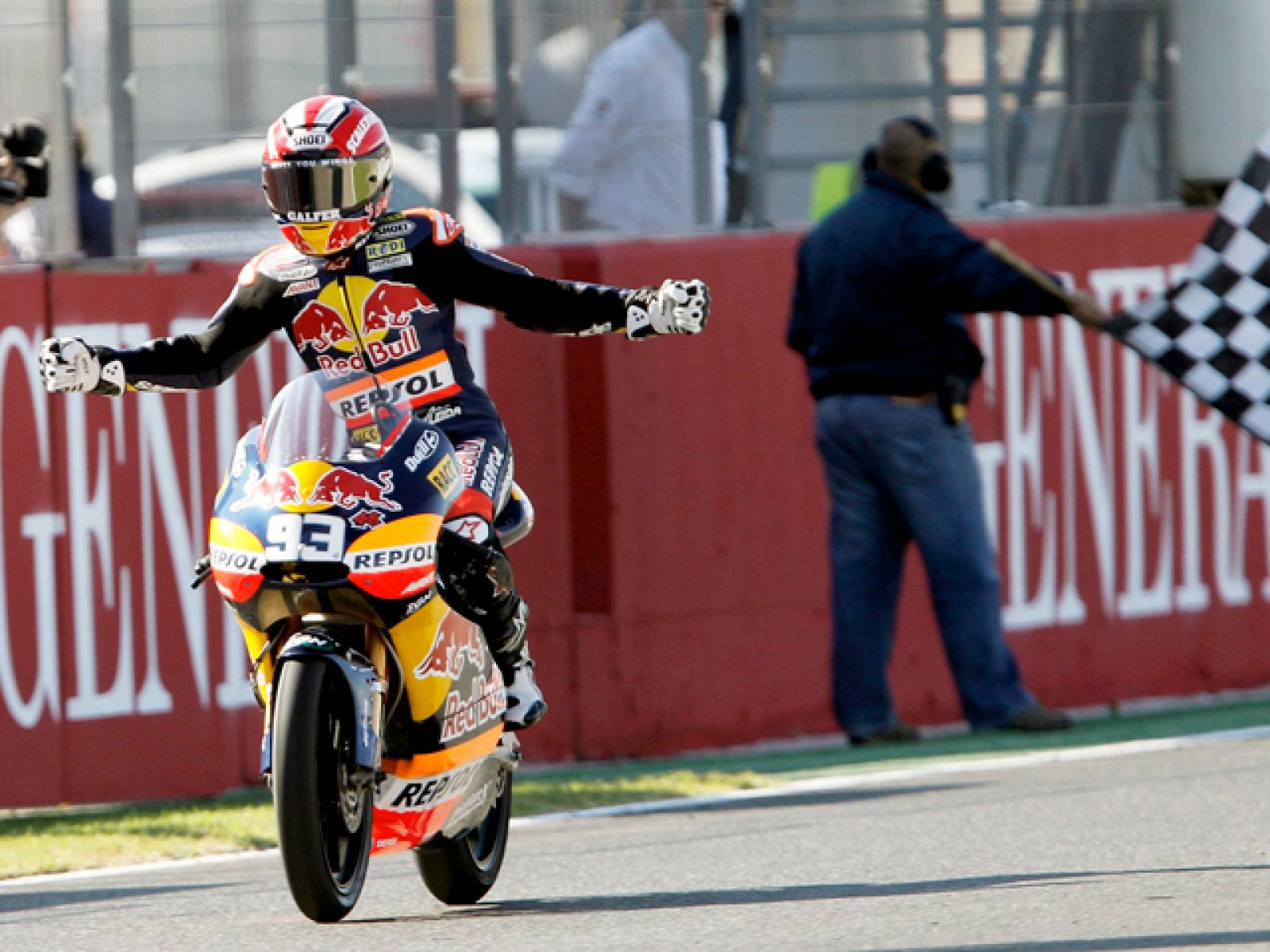 Marc Marquez, el piloto español más jóven de la historia en conseguir ser campeón del mundo, se ha mostrado exultante tras finalizar la carrera de 125cc. El de Cervera asegura que "es un sueño que tienes desde pequeño".