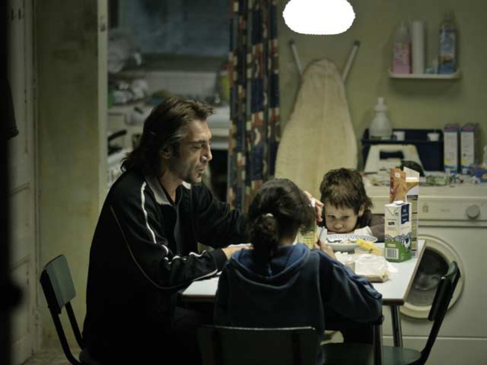 La paternidad: Uxbal con sus hijos Mateo y Ana ('Biutiful') | Ver