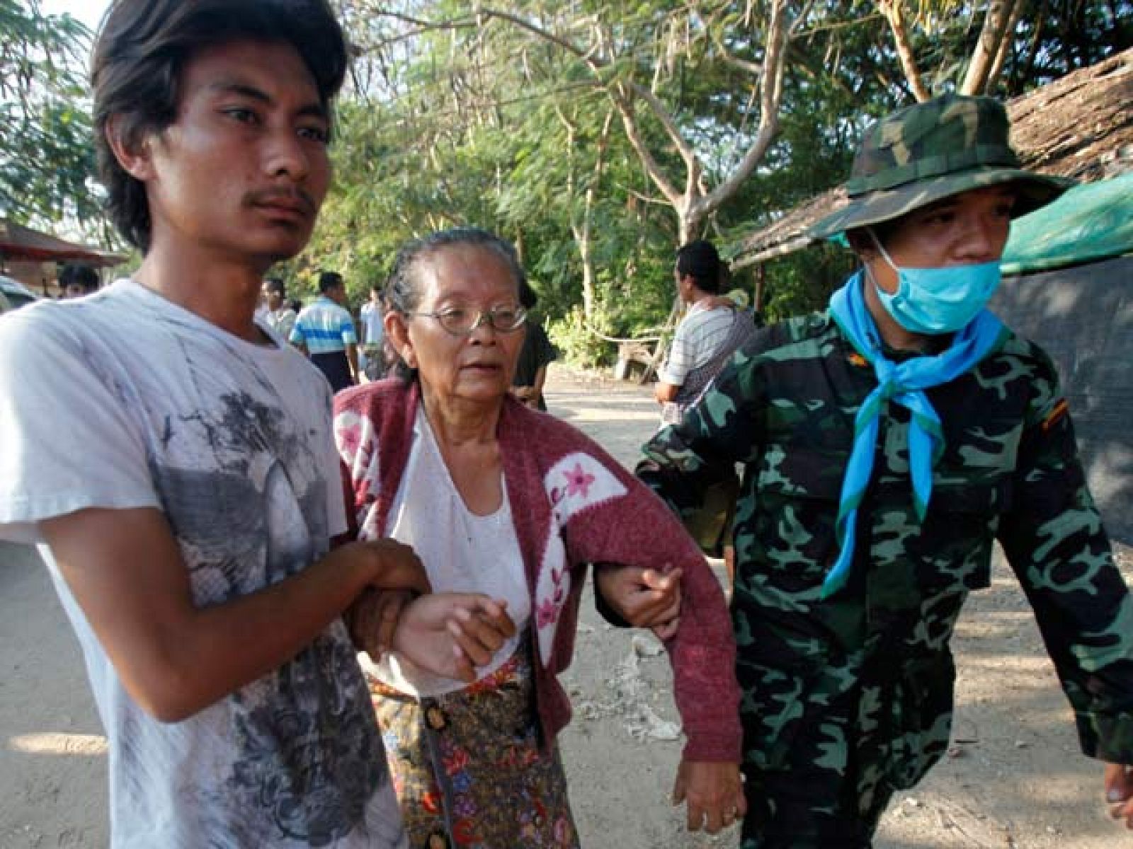 Miles de birmanos han cruzado la frontera con Tailandia tras la violencia desatada entre los soldados y los rebeldes de la etnia karen, que han dejado al menos siete muertos, en plena violencia postelectoral tras los comicios de este domingo.