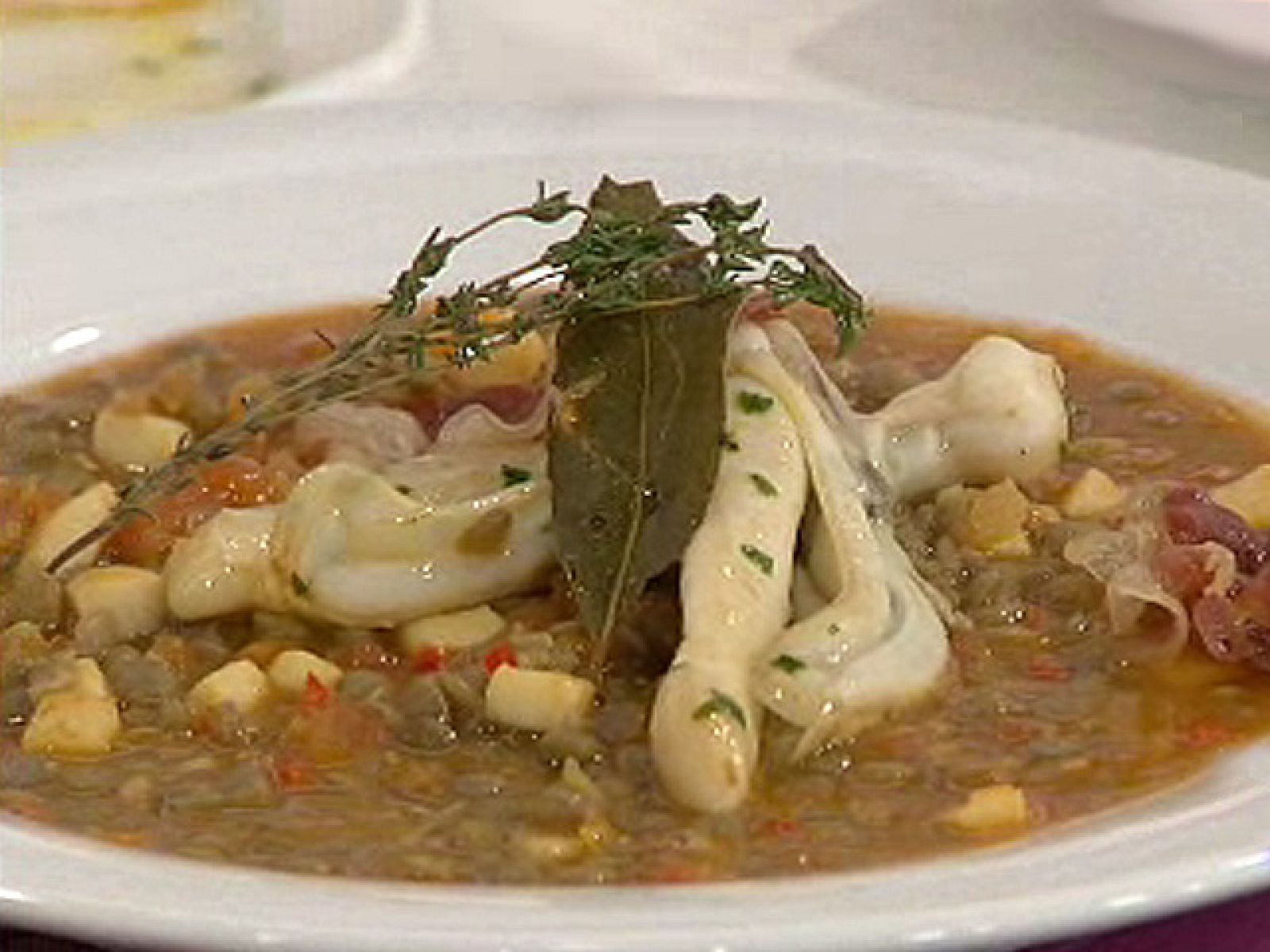 Saber cocinar - Lentejas con calamares a la marinera - RTVE Cocina | Ver