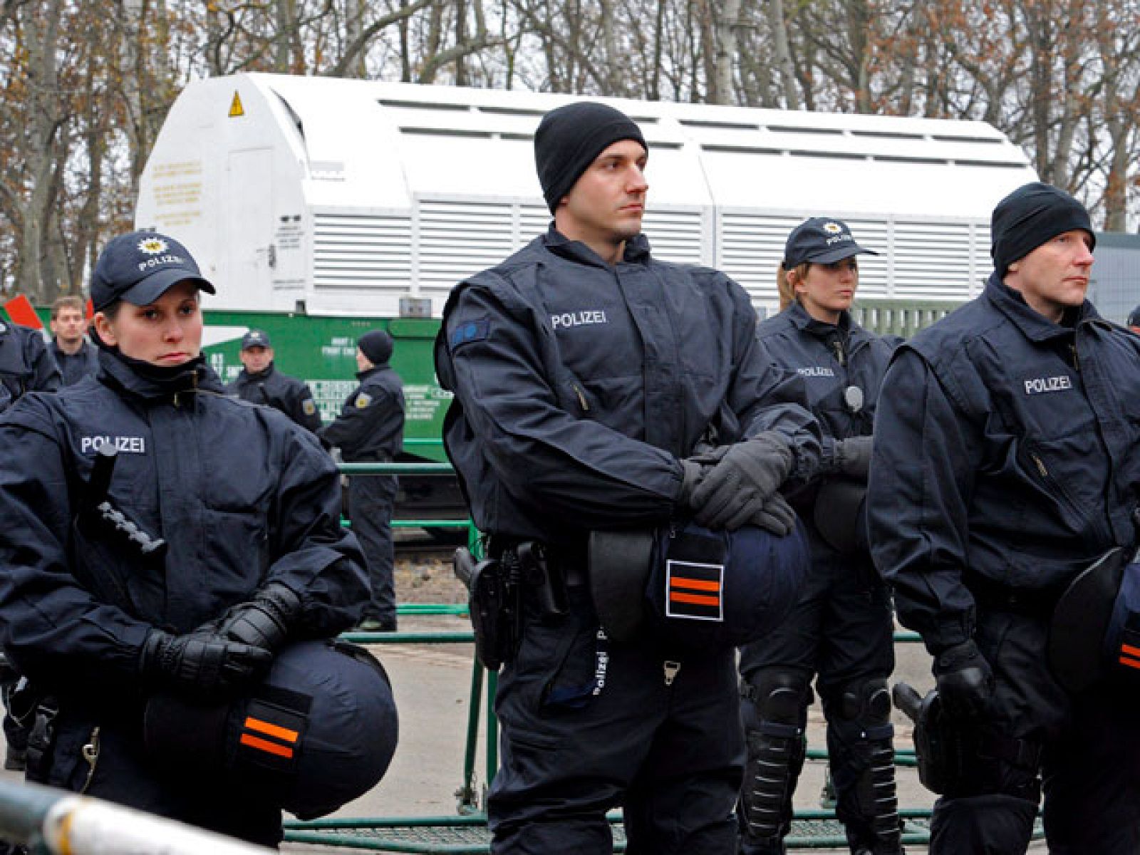  Gran cantidad de ecologistas retrasa la llegada del tren nuclear a Alemania