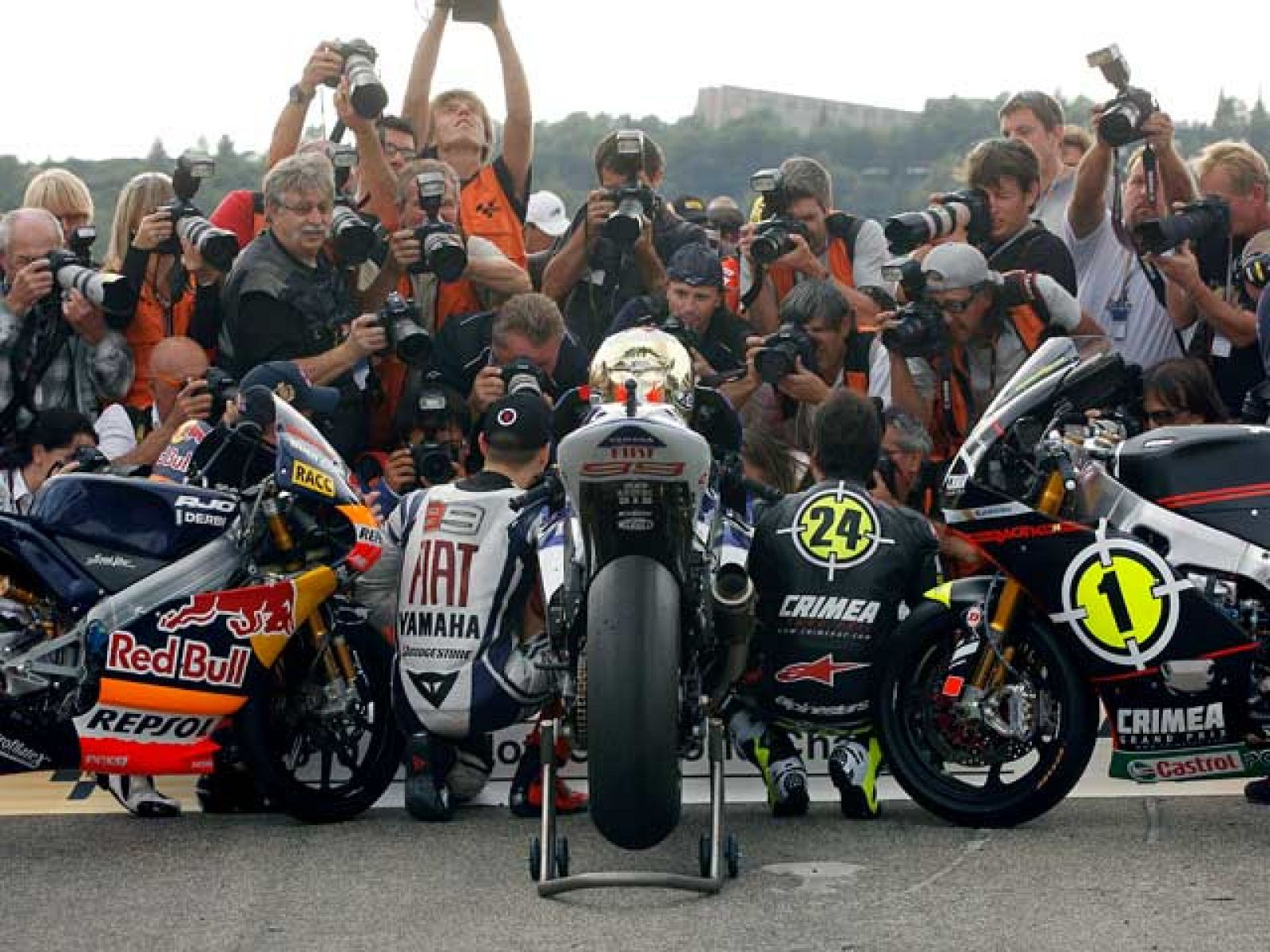 El motociclismo español ha completado su mejor año. En esta temporada, todos los campeones y subcampeones de las tres categorías han sido españoles: Lorenzo, Pedrosa, Elías, Simón, Márquez y Terol.