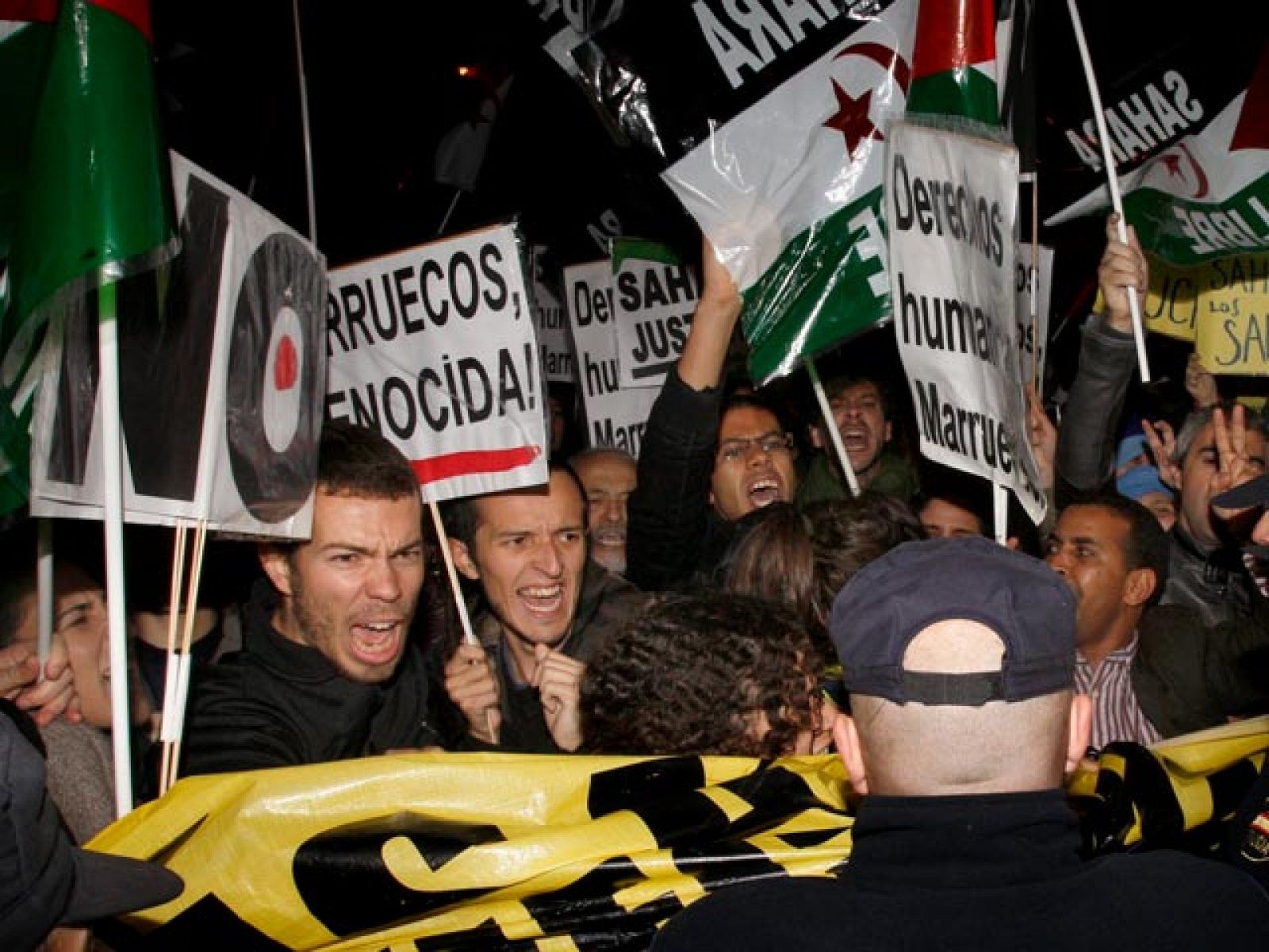 La ejecutiva federal de Izquierda Unida se ha sumado a la protesta ante la embajada de Marruecos en Madrid. Los participantes han coreado consignas contra la actuación de Marruecos y han acusado a España de ser responsable de la situación.