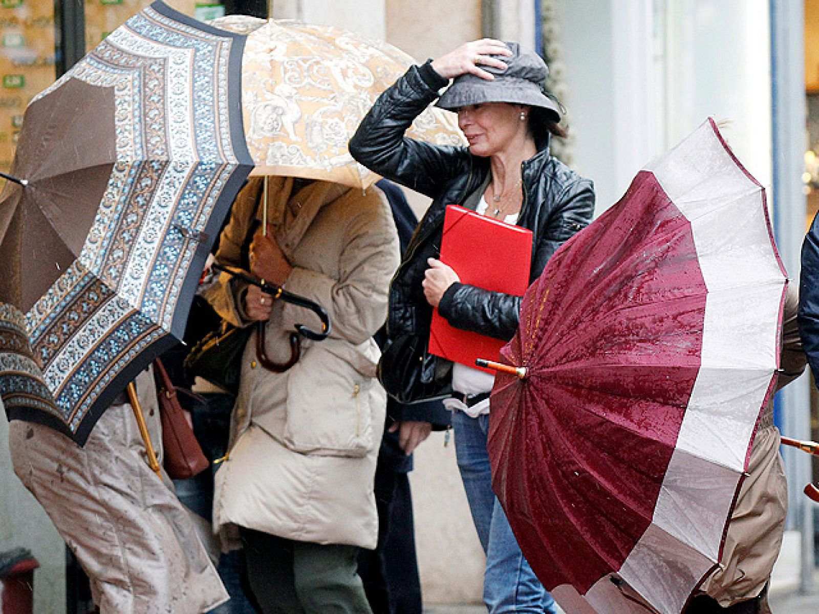 Alerta roja en todo el Cantábrico por fuertes vientos, que barren toda España | Ver
