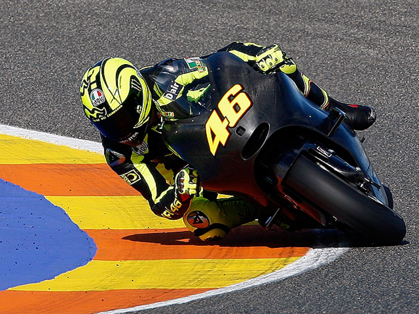 Muchas novedaes en los test de Cheste. La principal, ver a Rossi sobre una Ducati por primera vez. También hemos podido ver el regreso de Elías a MotoGP y los test del resto de pilotos con sus monturas para 2011.