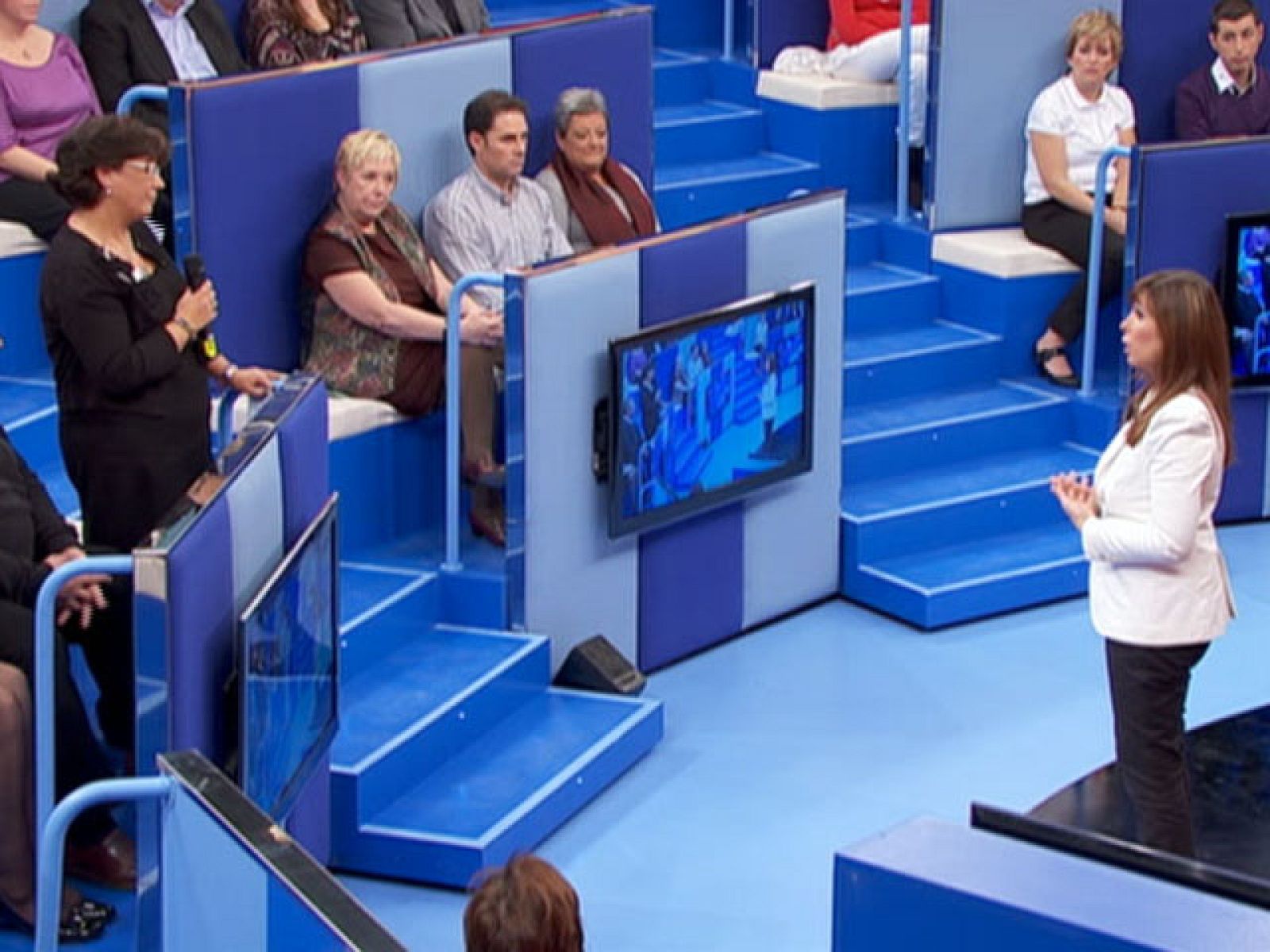 Mari Angels Zabau Palle le ha preguntado a la candidata del PP a la Generalitat de Cataluña por su propuesta de reducción del gasto público que implica recortes del 30% en la administración.