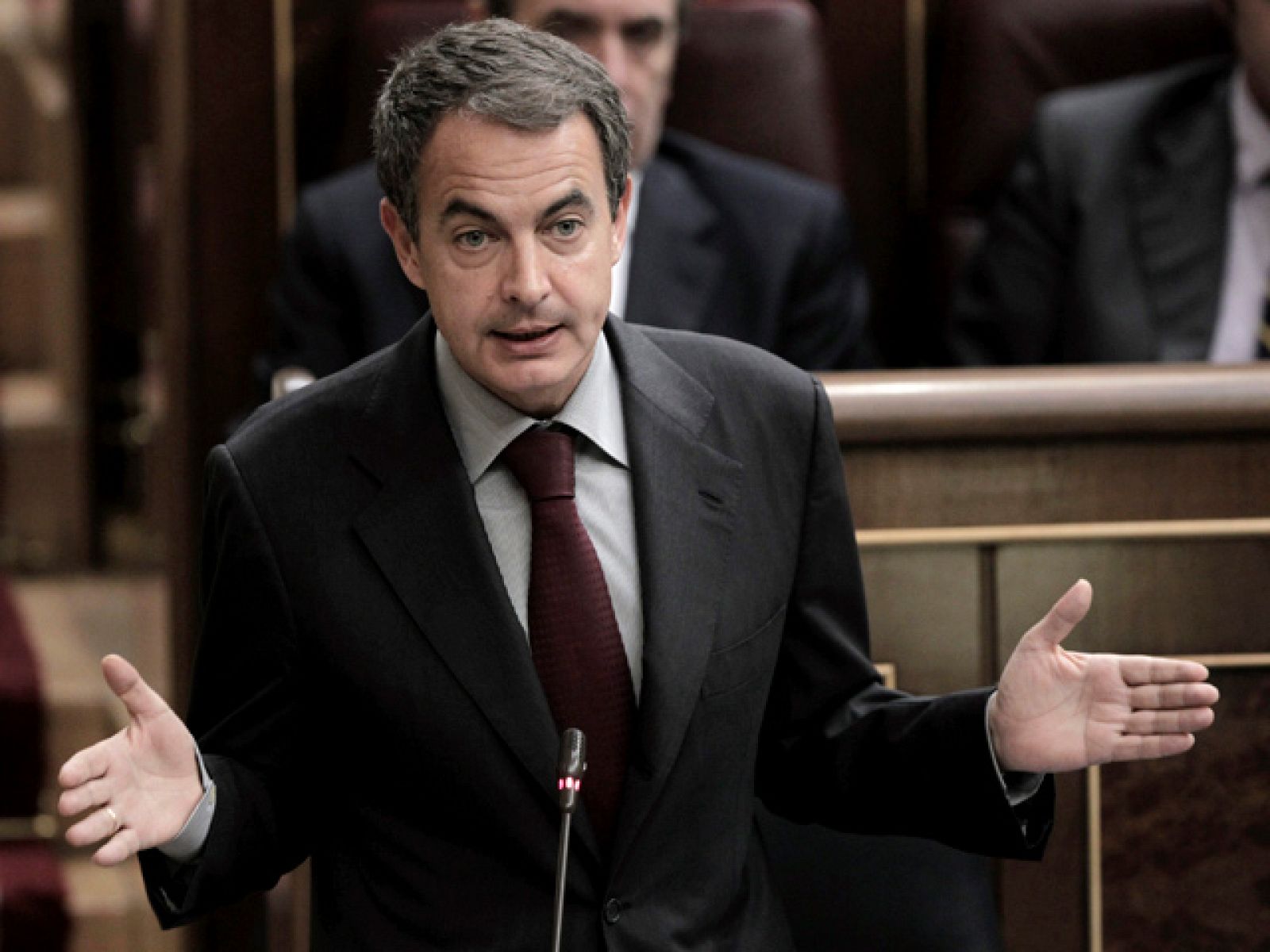 Cruce de acusaciones entre Zapatero y Rajoy por el veto a la congelación de las pensiones