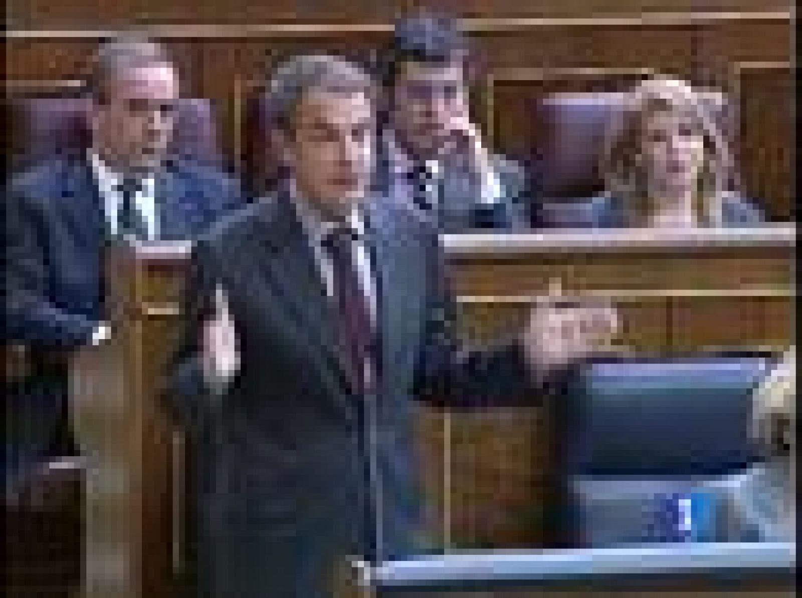 Duro enfrentamiento entre Zapatero y Rajoy en el Congreso por la congelación de las pensiones