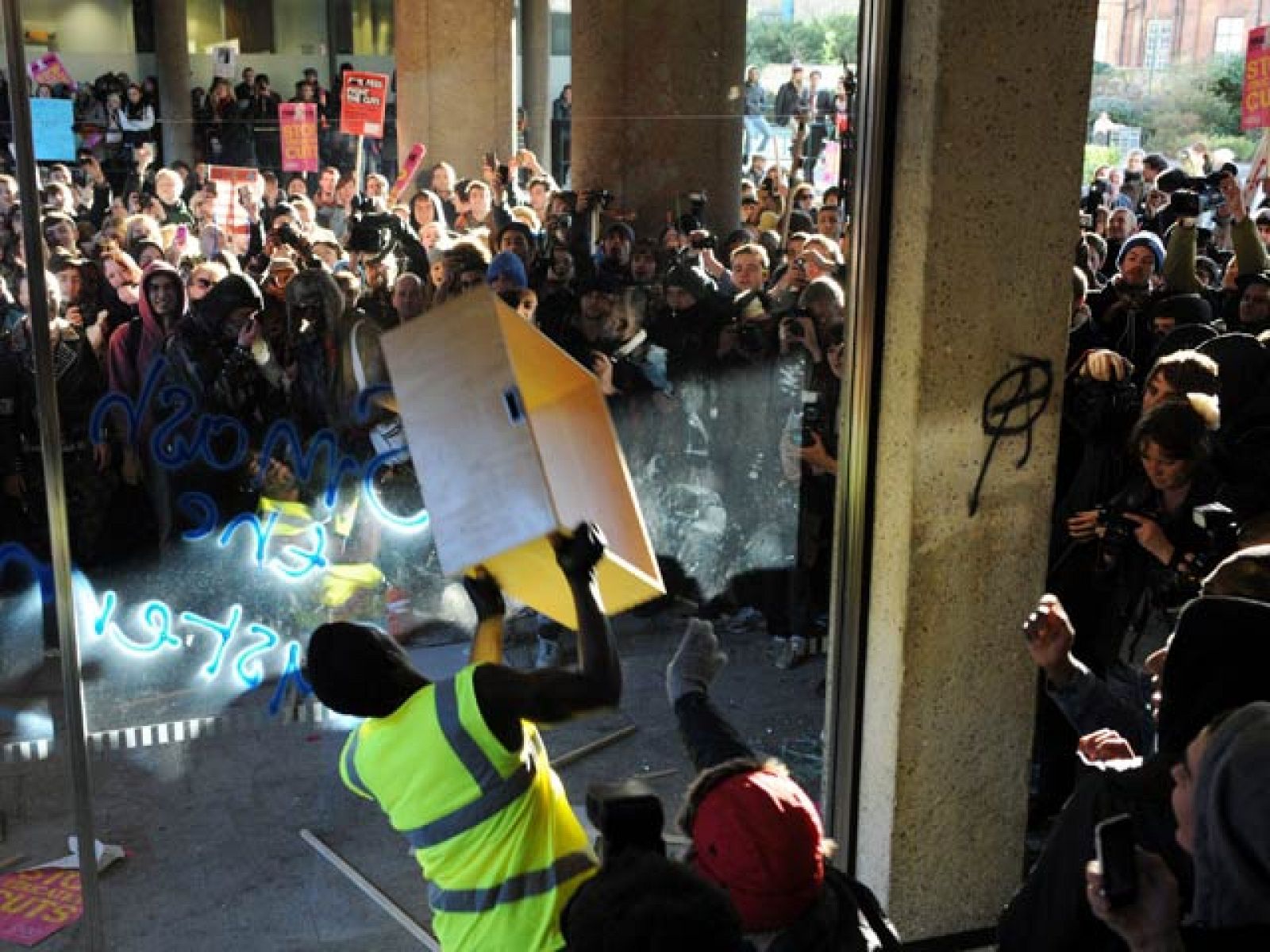 Sin programa: Protesta estudiantil en Londres | RTVE Play