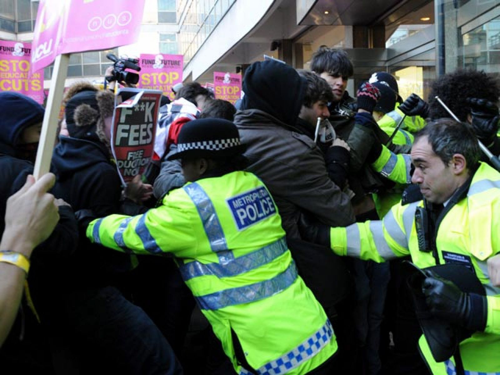 Al final de la manifestación una minoría ha asaltado el edificio donde tiene la sede el partido conservador del primer ministro David Cameron.
