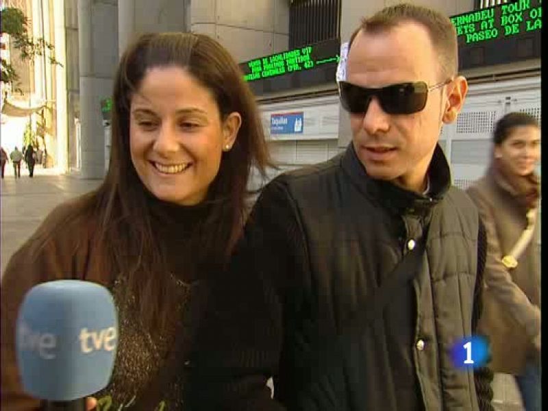 Las cámaras de TVE han salido a la calle para preguntar a los aficionados su opinión sobre la decisión de que el gran 'clásico' de la Liga se juegue un lunes. La mayoría de impresiones recogidas en Madrid y en Barcelona han sido negativas.