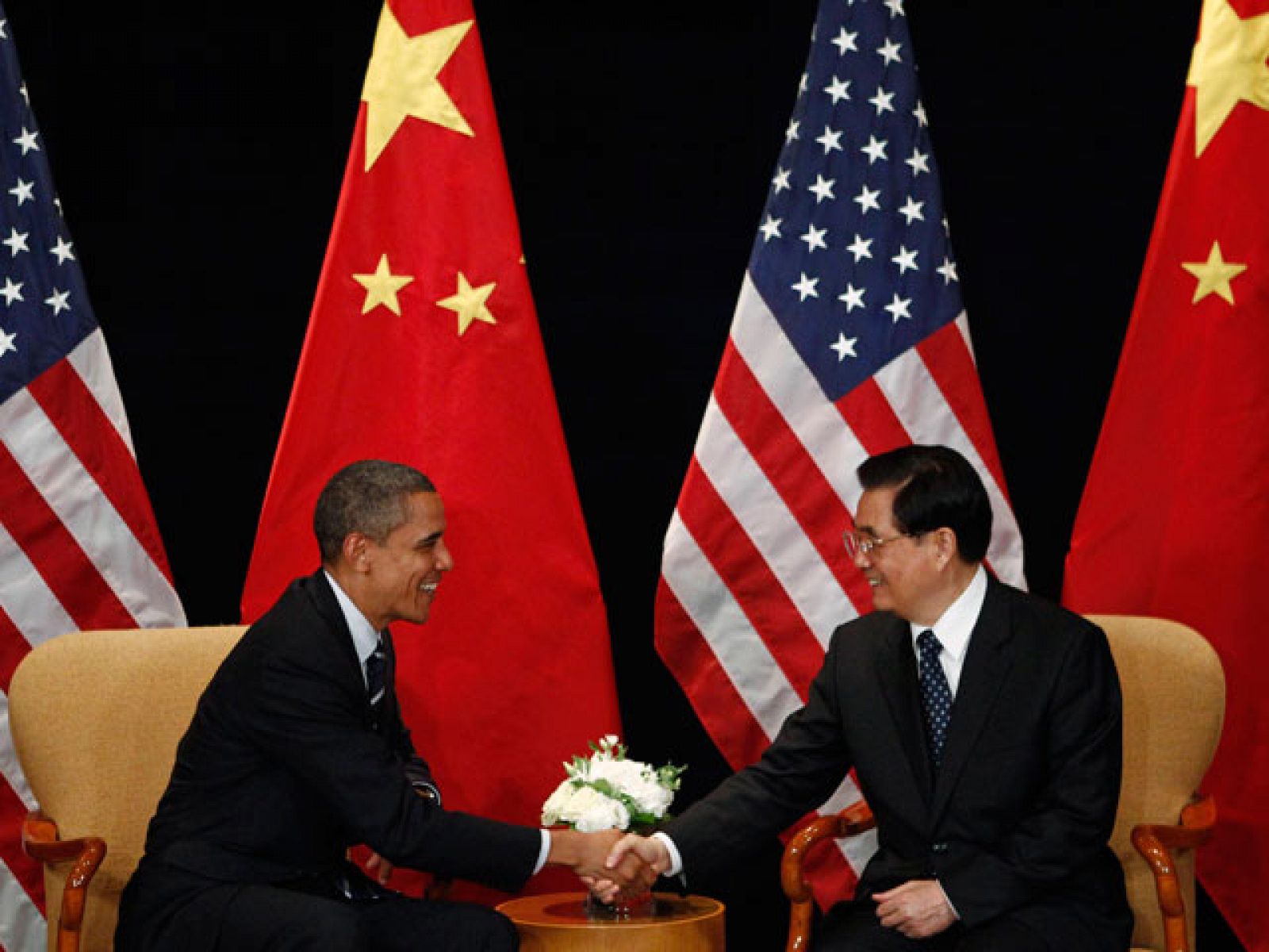 Estados Unidos considera que el yuan cotiza por debajo de su valor real. En un encuentro entre el presidente chino y su colega estadounidense, Hu Jintao ha reiterado a Barack Obama su compromiso de una fluctuación más libre de la moneda china.
