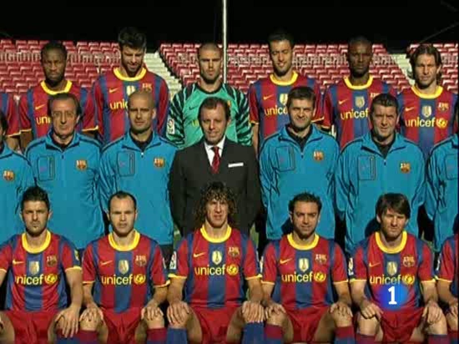 El jugador del FC Barcelona Andrés Iniesta ha entregado esta tarde  al RCD Espanyol, en un acto íntimo que contó con el de Fuentealbilla  y los presidentes de ambos clubes, Sandro Rosell y Daniel Sánchez  Llibre, la camiseta en la que dedicó a Dani