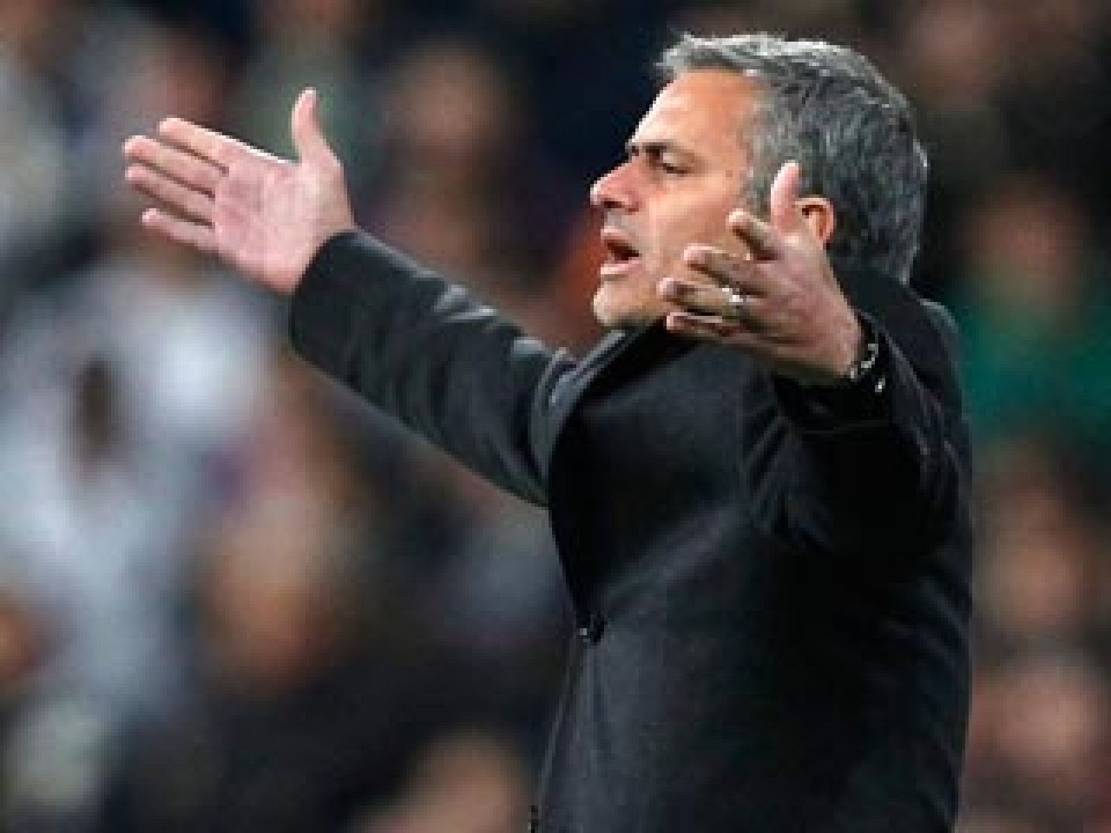 Mourinho, sancionado, vuelve a la carga