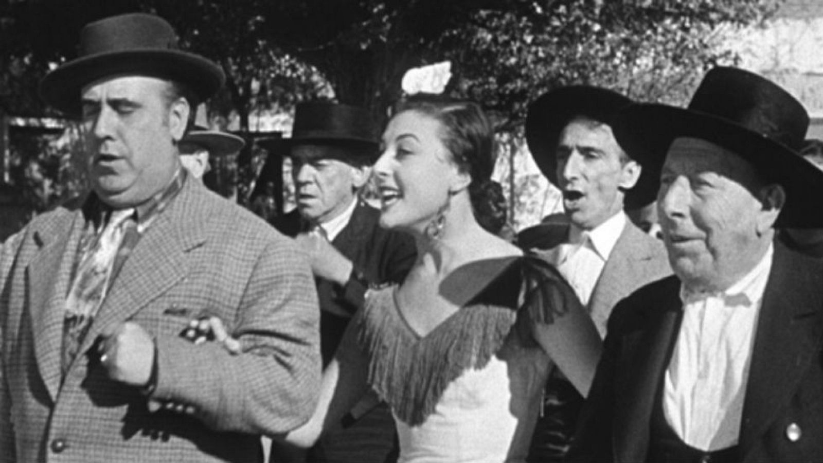 'Bienvenido Mr. Marshall', que grabó en 1952, refleja las penurias de la posguerra civil española. Es una de las obras maestras de Berlanga, no te pierdas algunos de los mejores momentos.