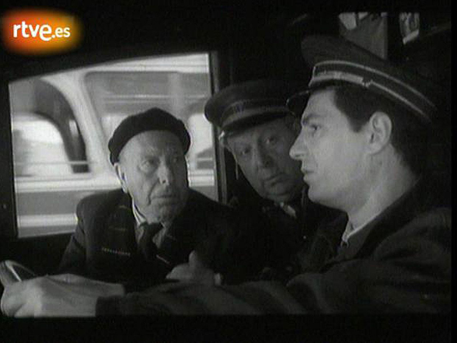 'El Verdugo', de 1963, y 'Bienvenido Mr. Marshall', que grabó en 1952, son algunas de las obras maestras de la carrera del cineasta Luis García Berlanga, que ha fallecido este 13 de noviembre de 2010. No te pierdas algunos de los mejores momentos de