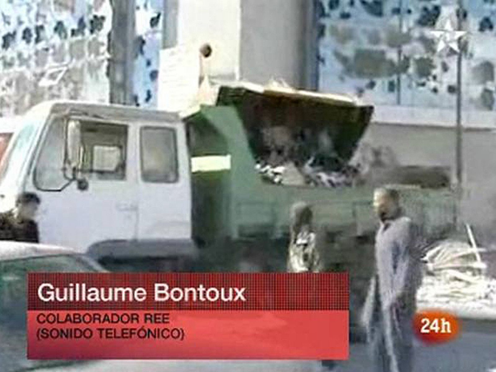  Guillaume Monteaux, periodista especial para Radio Exterior, informa desde las calles de la ciudad de El Aaiún, donde a principios de semana fue desmantelado violentamente un campamento saharaui, que la zona continúa bajo un fuerte control policial, con agentes antidisturbios desplegados junto a soldados y policía local marroquí. Pasear por sus calles puede ser una experiencia apacible o realmente estresante, en función de por que barrios circules. En el centro de la ciudad, se respira normalidad, con los comercios abiertos, algunas personas en las aceras y el trasiego de taxis. Sin embargo, acercars a los barrios del este, en donde se vivieron los disturbios, permite oler el rastro de la violencia. En cuanto te acercas a la zona, varios hombres se acercan y te exigen de forma violenta que expliques cuál es tu profesión y por qué estás allí. Esos barrios, donde presuntamente el Ejército marroquí busca casa por casa a los activistas saharauis -en donde hay escondidos tres españoles y u