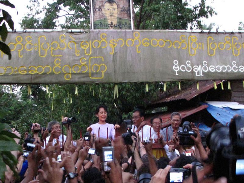 Libre la Premio Nobel de la Paz Aung Suu Kyi 