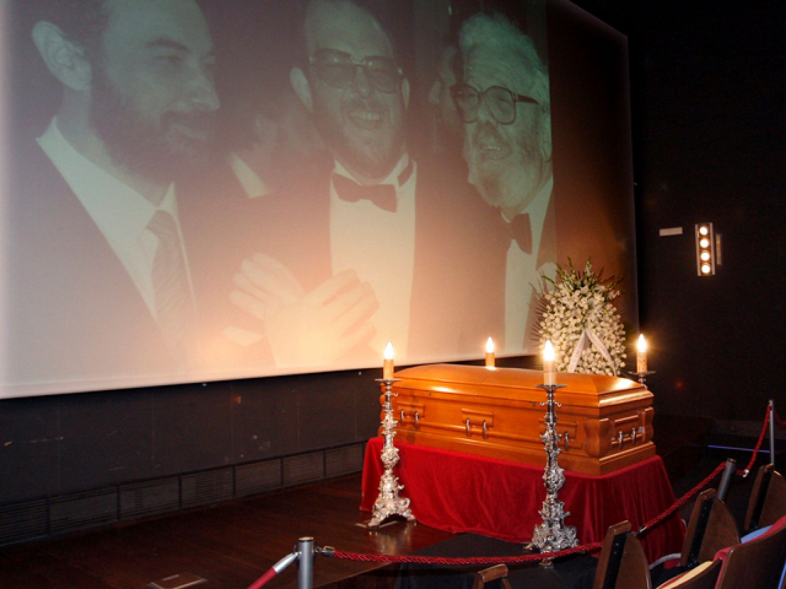  La capilla ardiente con los restos mortales del cineasta Luis García Berlanga ha quedado instalada a las 19,00 horas en la sede de la Academia de Artes y las Ciencias Cinematográficas, de la que era presidente de honor y cofundador.