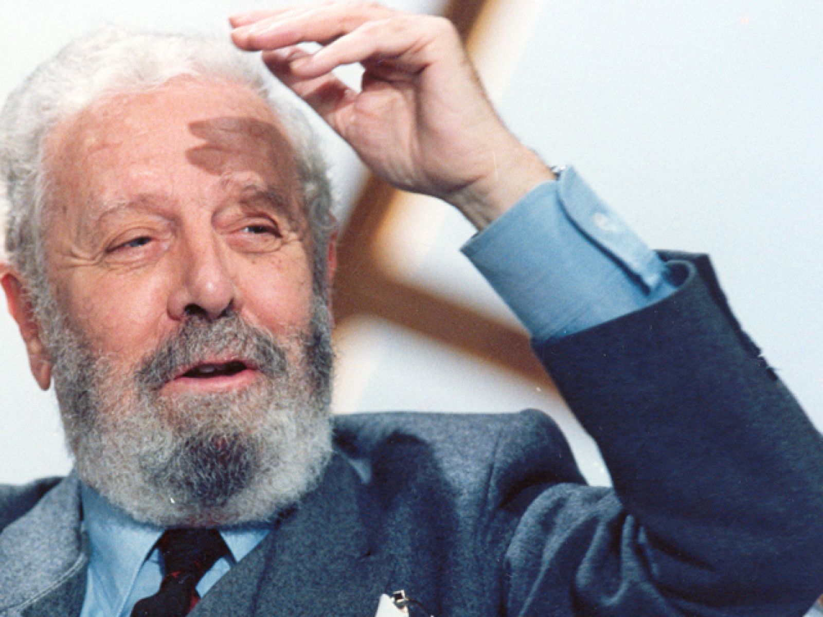   Decir Luis García Berlanga es decir cine con mayúsculas. Ganó muchos premios: el Principe de Asturias, Goya... Pero sobre todo se ganó el respeto y la admiración de todo el mundo gracias a una carrera cargada de genialidad.