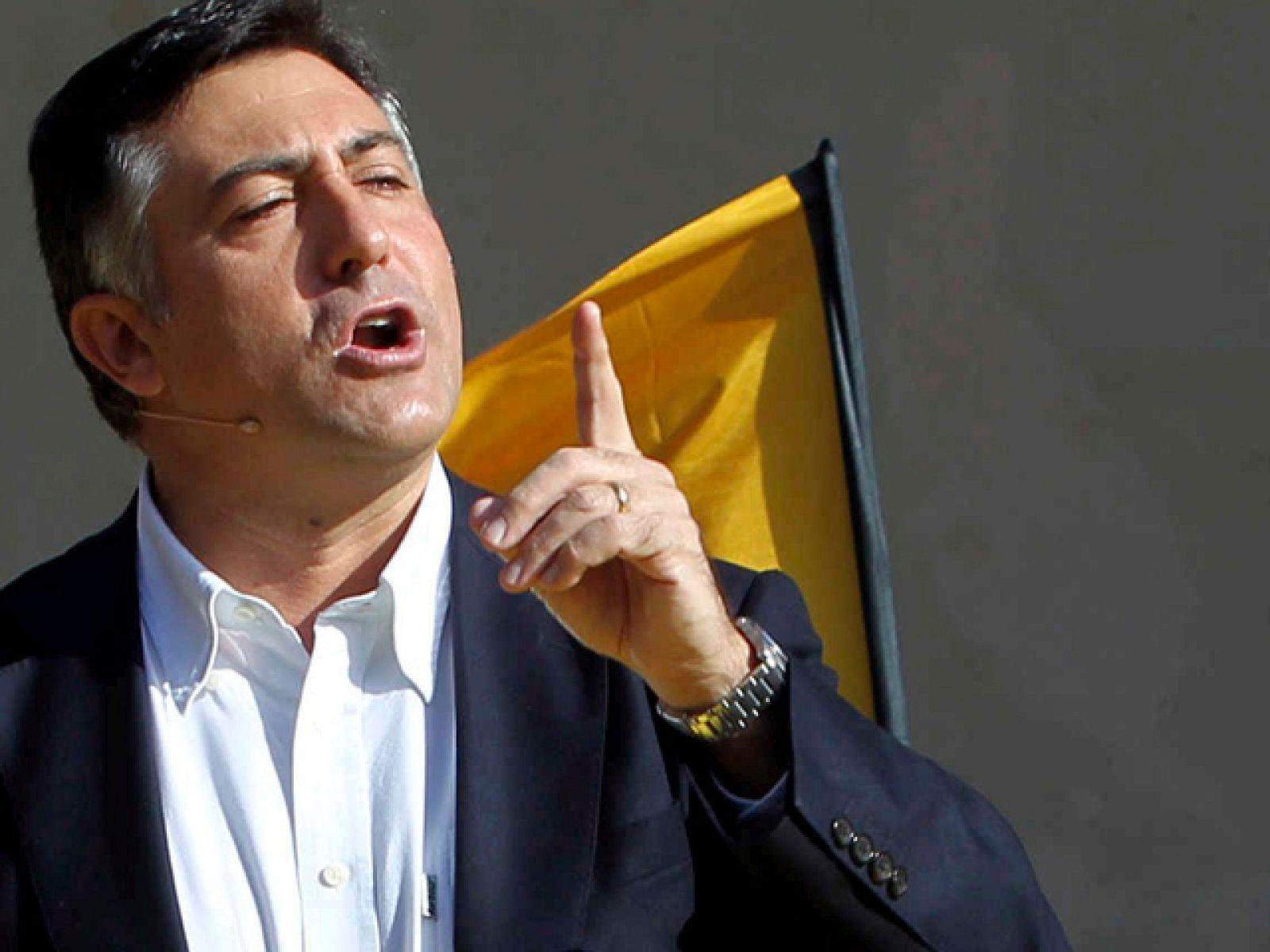  En Cataluña, este primer fin de semana de campaña se ha significado por la presencia de líderes nacionales, ayer con Rajoy, hoy con Zapatero. Mientras, cada partido lanza sus dardos al contrario en busca del favor del electorado. El más polémico, Puigcercós.