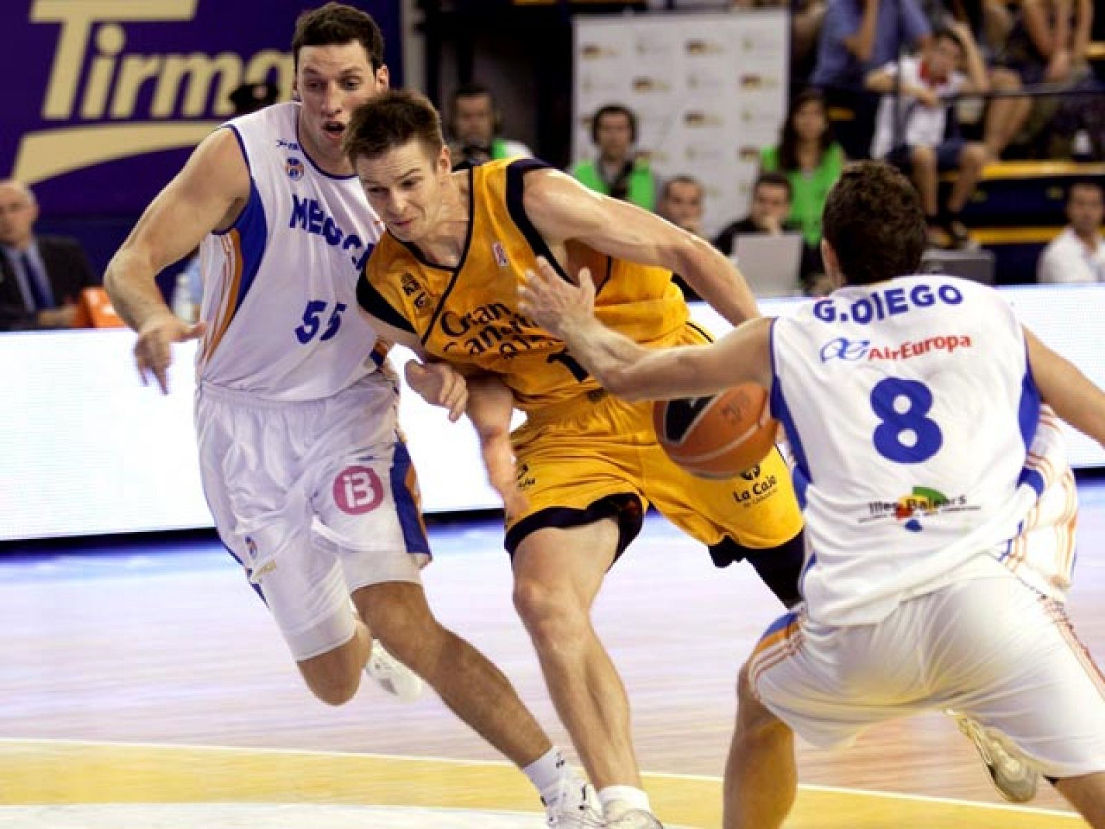 El Gran Canaria 2014 se mantiene firme en su cancha, después de dominar al Menorca Bàsquet por 88-77. El acierto exterior del cuadro amarillo fue suficiente para anular la resistencia mostrada por el equipo balear