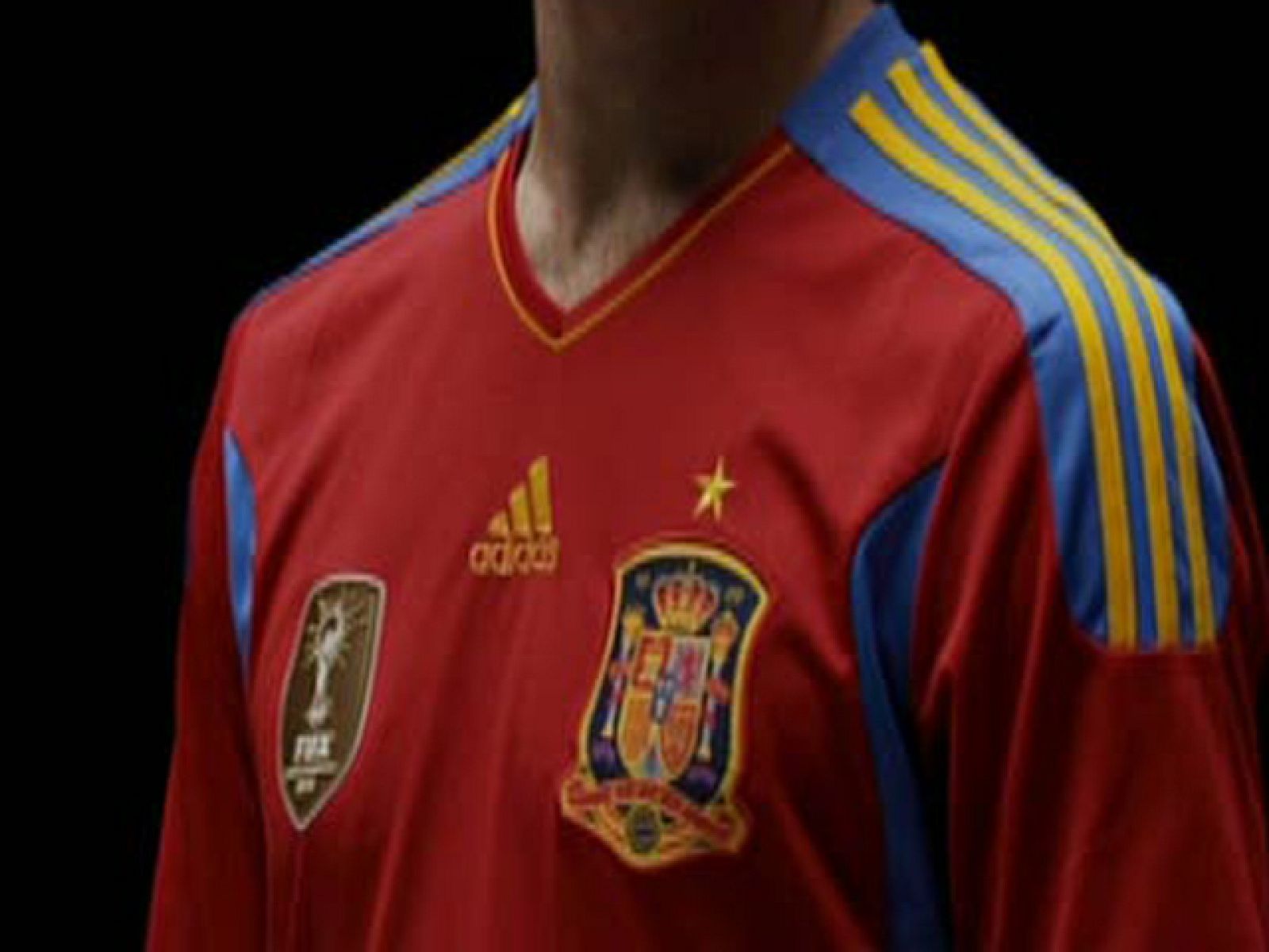 La selección española estrenará este miércoles la nueva camiseta que incluye la estrella dorada sobre el escudo de haber ganado el Mundial, la leyenda "Campeones del mundo 2010" en el interior del cuello, y el escudo que otorga la FIFA a la selección