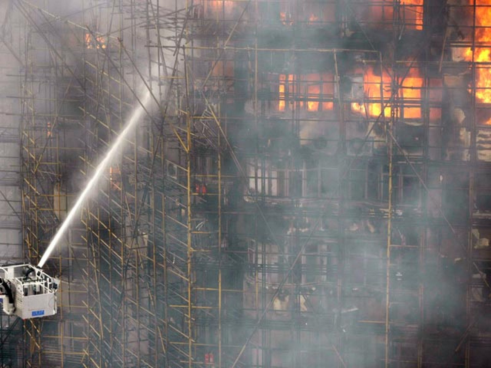 El incendio de un bloque de apartamentos en China deja al menos 42 muertos