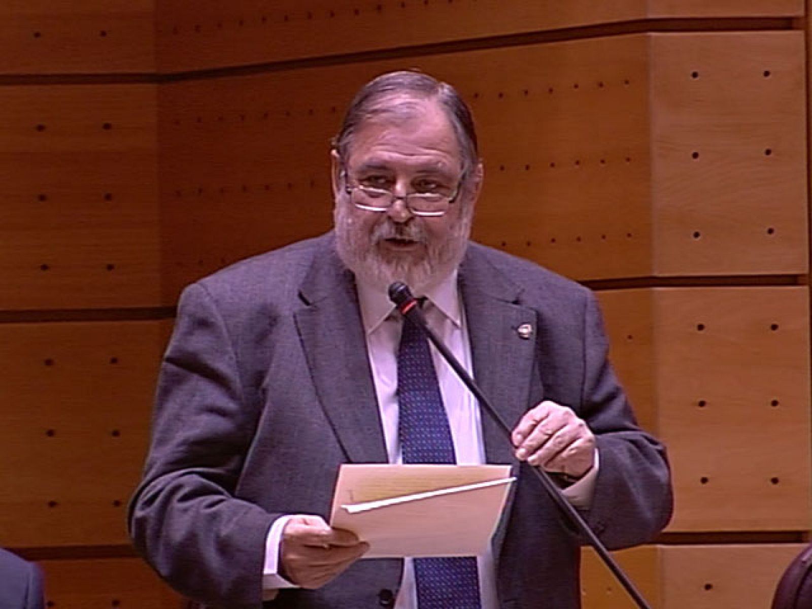 Juan Van-Halen: "A usted señora ministra le cae grande el ministerio de Asuntos Exteriores" | Ver