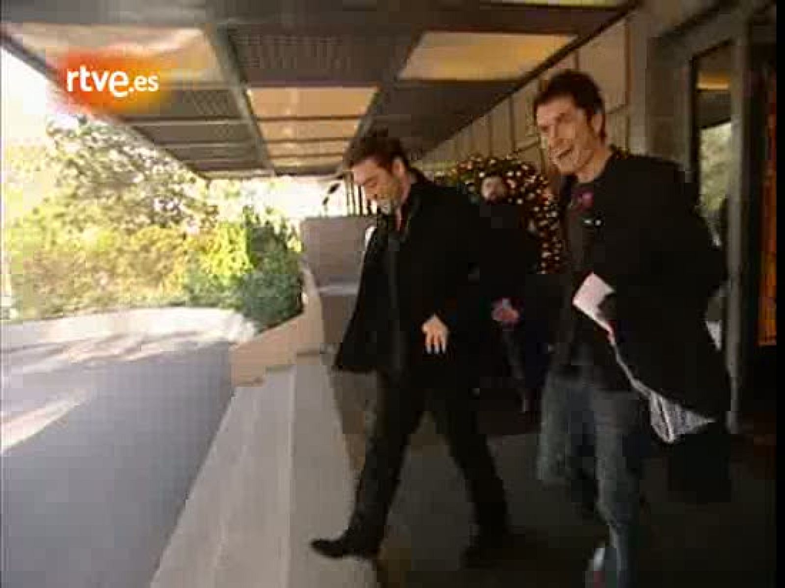 El actor Javier Bardem, charlando con Carlos del Amor, periodista de TVE.