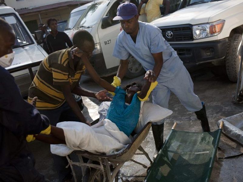 Hay treinta heridos. Los manifestantes han acusado a la misión internacional de haber propagado el cólera en el país.