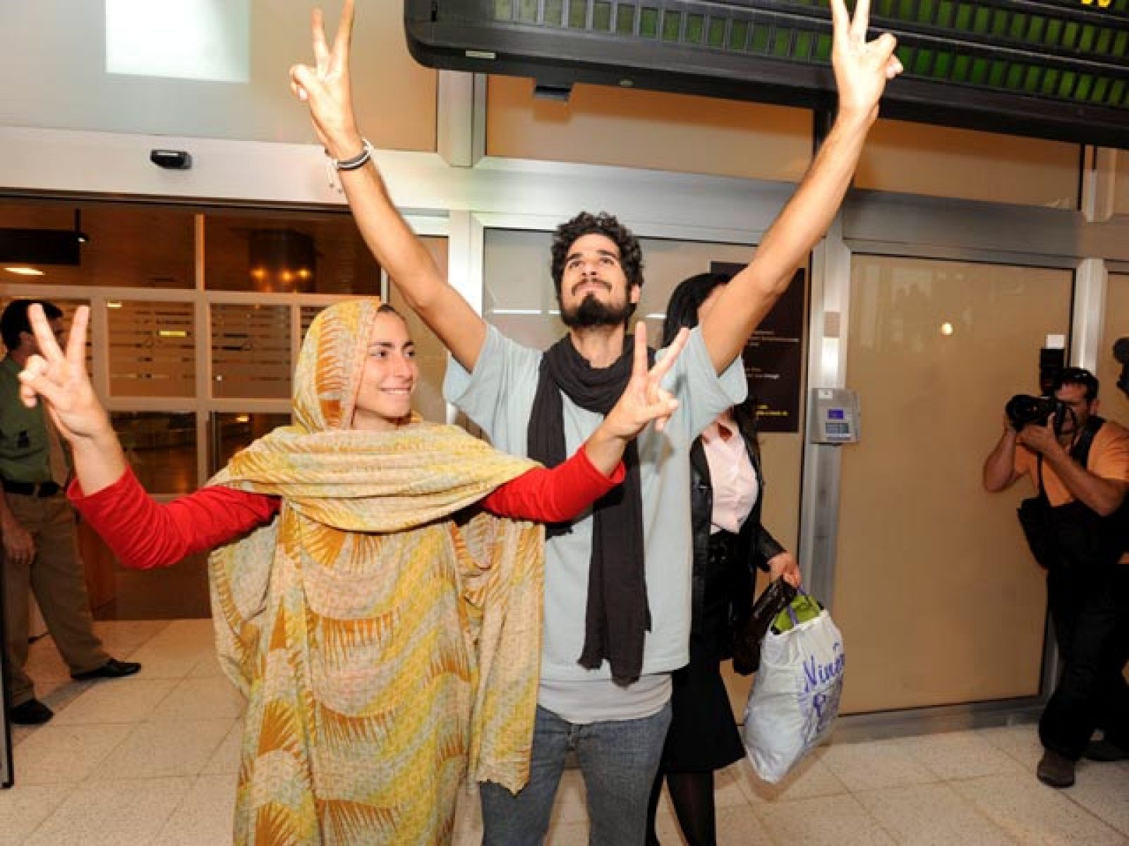 Llegan a Gran Canaria los dos activistas que permanecían escondidos en El Aaiún | Ver