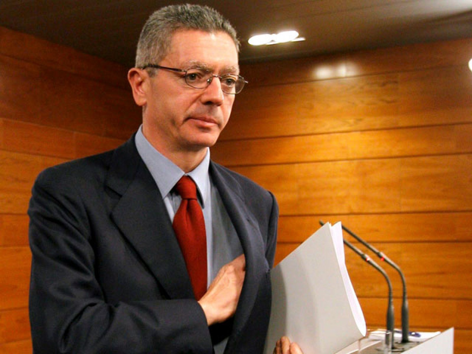 Gallardón cree que el no poder refinanciar la deuda perjudica a proveedores de servicios | Ver